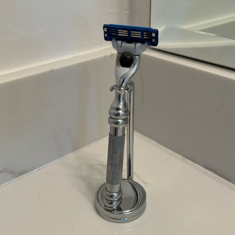 Vanity Razor Stand - Picture 3 of 5
